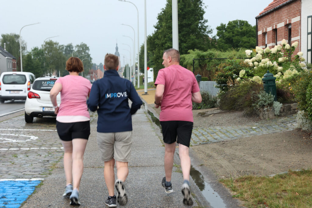 Personal trainer Beate loopt buiten met twee klanten tijdens een trainingssessie.