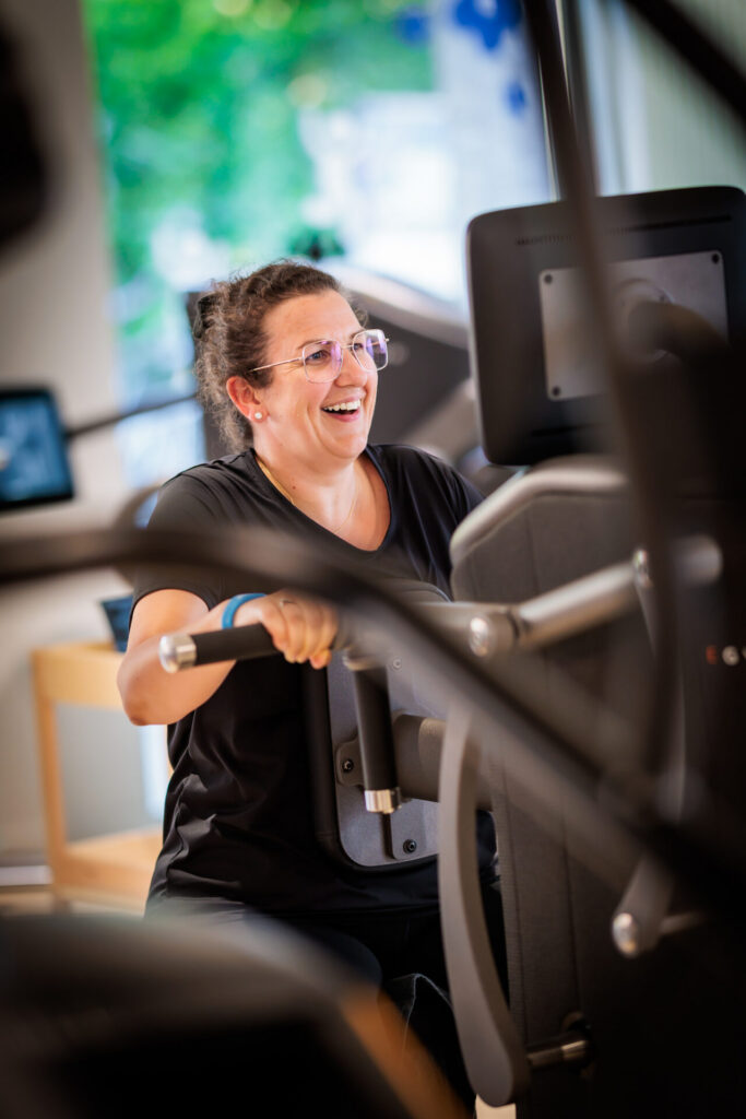 Klant traint op een EGYM toestel bij IMPROVE Malle.