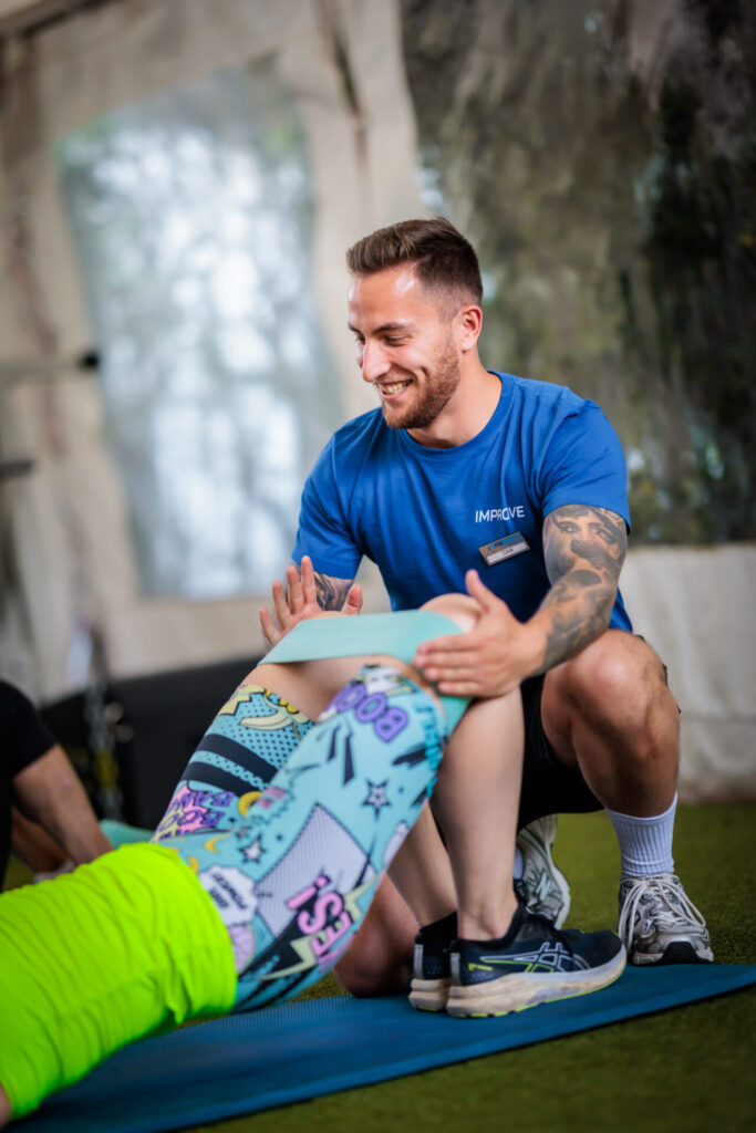 Sam begeleidt zijn klant tijdens een personal training sessie.